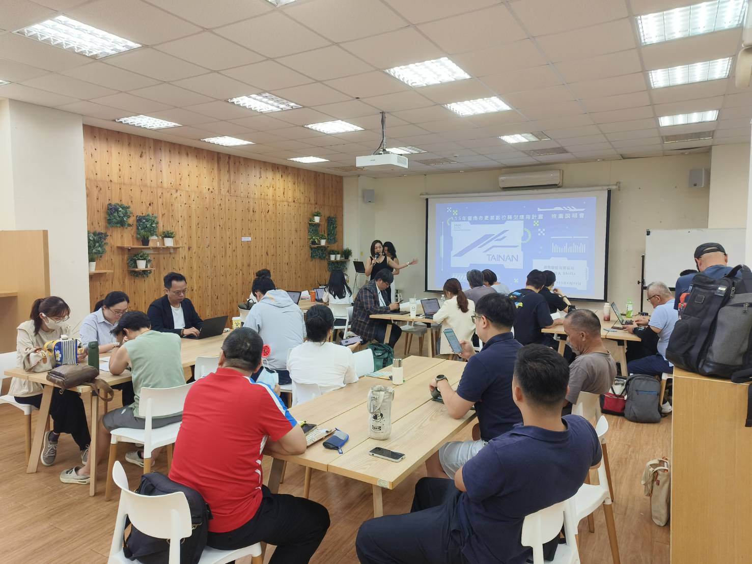 臺南市政府攜手企業迎向AI時代 第三場數位轉型說明會7月21日登場 專家解析AI與著作權議題
