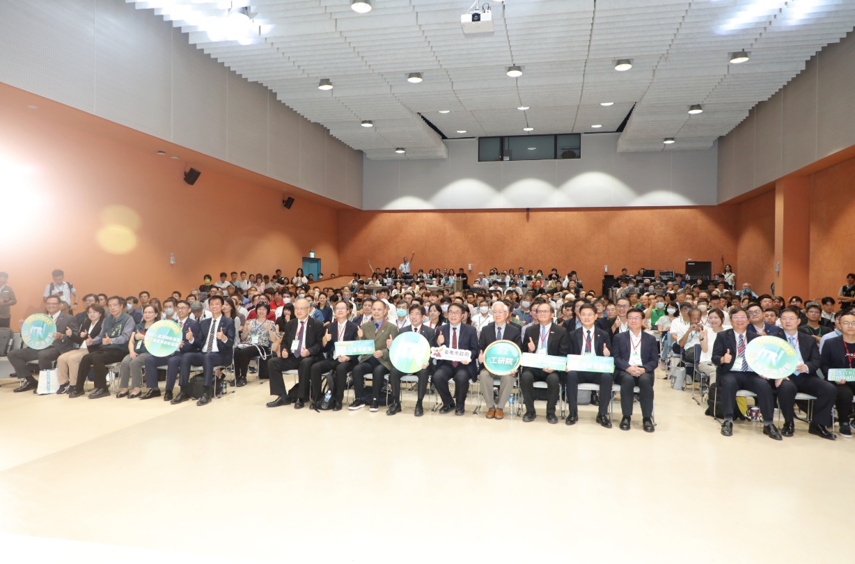 黃偉哲出席「SOUTH NEXT 機器人與無人機產業創新論壇」 肯定AI與無人機應用「已深入你我生活中間」
