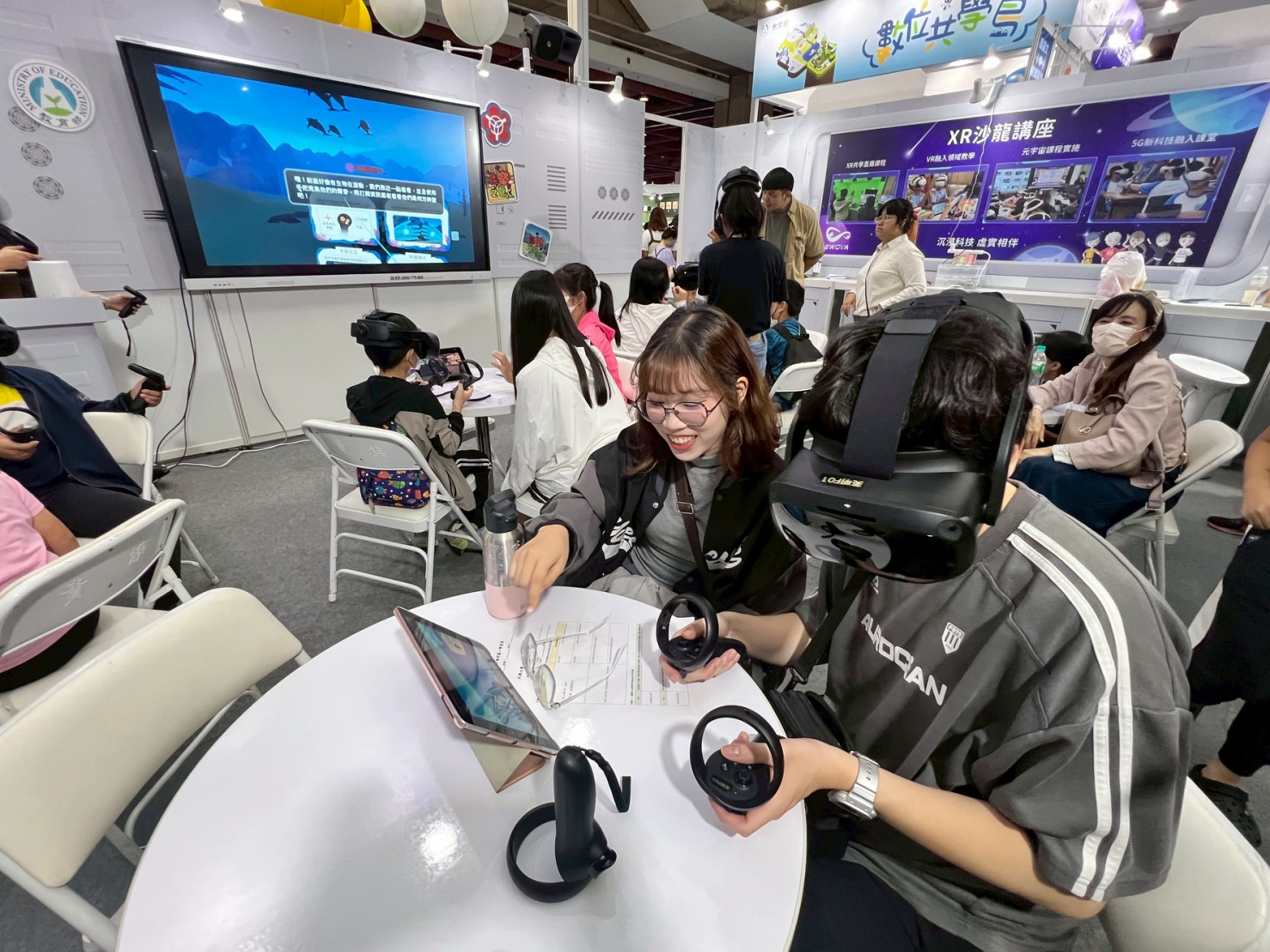 南市領航教師攜手學校共譜AI新樂章 VR沉浸式體驗打造有感學習